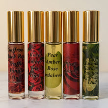 Load image into Gallery viewer, Parfum Experience Gift Set — five premium 10ml travel‑size perfume sprays — Saffron &amp; Oud, Rose &amp; Amber, Pear &amp; Sandalwood, Rose Smoke, Lily &amp; Patchouli — EsQue Parfum — beautifully arranged on elegant marble surface - vegan and oil based 